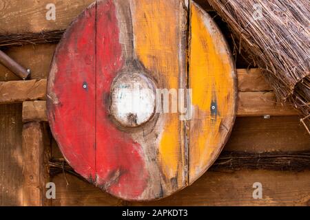 Round medievale scudo in legno a display su una fiera. Foto Stock