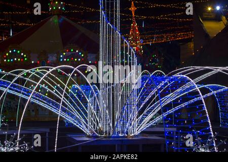 Bella fontana colorata decorata per Capodanno Foto Stock