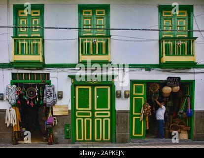 Colorata architettura coloniale a Filandia nella zona Cafetera, Filandia, Colombia Foto Stock