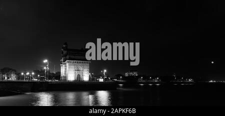 Mumbai's gate Way of India monumento foto in bianco e nero ampio angolo scala di grigi Foto Stock