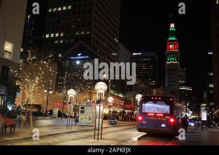 Denver, Colorado - 31 dicembre 2019: Persone non identificate che camminano fuori dalla corsa libera a New Years vigilia nella 16th strada del centro commerciale a Denver, Colorad Foto Stock