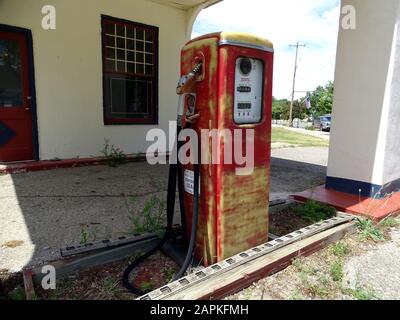 Una pompa di benzina vintage situata in una città rurale della stazione di benzina in Michigan Foto Stock