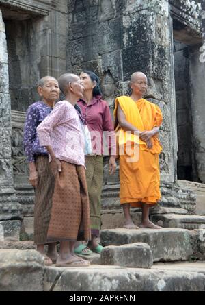 Siem Reap, Cambogia. 15th giugno 2019. Un monaco buddista presso i templi di Angkor Thom vicino ad Angkor Wat, Siem Reap, Cambogia Giovedi, 16 febbraio 2017. Credit: Mark Hertzberg/Zuma Wire/Alamy Live News Foto Stock