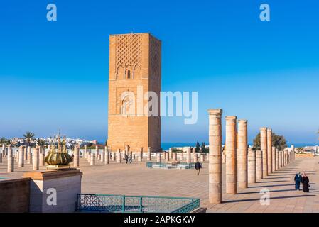 Bellissima piazza con la torre Hassan al Mausoleo di Mohammed V di Rabat, Marocco Foto Stock