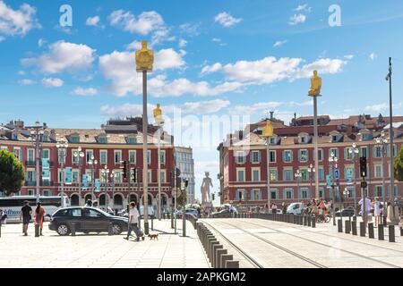 Le sette statue d'arte che rappresentano i continenti sorgono su Place Massena mentre i turisti camminano in un giorno d'estate sulla Riviera Francese. Foto Stock