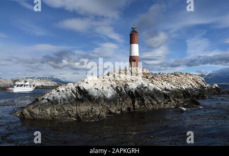 Ushuaia, Argentina. 4th marzo 2019. Il faro Les Eclaireurs nel canale di Beagle a est di Ushuaia, Argentina Lunedi 4 marzo 2019 è una popolare destinazione turistica. Ushuaia, la città più meridionale del mondo, è il punto di partenza per molte spedizioni ad Antartica. E' delimitata dalla catena montuosa Martial e dal canale di Beagle. Le navi da crociera commerciali, le navi da crociera passeggeri e le navi da escursione giornaliere attraccano nel porto. Credit: Mark Hertzberg/Zuma Wire/Alamy Live News Foto Stock