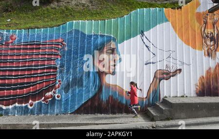 Ushuaia, Argentina. 4th marzo 2019. I bambini scamper passato un murale dell'artista Rodrigo Crespo su un muro a Ushuaia, Argentina Lunedi 4 marzo 2019. Ushuaia, la città più meridionale del mondo, è il punto di partenza per molte spedizioni ad Antartica. E' delimitata dalla catena montuosa Martial e dal canale di Beagle. Le navi da crociera commerciali, le navi da crociera passeggeri e le navi da escursione giornaliere attraccano nel porto. Credit: Mark Hertzberg/Zuma Wire/Alamy Live News Foto Stock