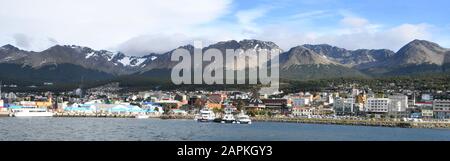 Ushuaia, Argentina. 4th marzo 2019. Ushuaia, Argentina Lunedì 4 Marzo 2019. Ushuaia, la città più meridionale del mondo, è il punto di partenza per molte spedizioni ad Antartica. E' delimitata dalla catena montuosa Martial e dal canale di Beagle. Le navi da crociera commerciali, le navi da crociera passeggeri e le navi da escursione giornaliere attraccano nel porto. Credit: Mark Hertzberg/Zuma Wire/Alamy Live News Foto Stock