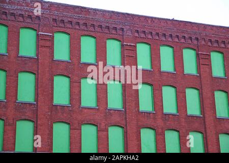 I mattoni rossi e le finestre verdi a Brooklyn Foto Stock