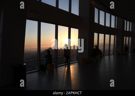 Santiago, Cile. 17th febbraio 2019. I visitatori della piattaforma di osservazione della Torre Costanera (Gran Torre Santiago) a Santiago del Cile si affacciano sul tramonto il 17 febbraio 2019. L'edificio, progettato da César Pelli, è stato il più alto in America Latina quando è stato aperto nel 2015. E' alto 300 metri. Rimane in gran parte vuoto, riferito a causa di timori di terremoti. Credit: Mark Hertzberg/Zuma Wire/Alamy Live News Foto Stock