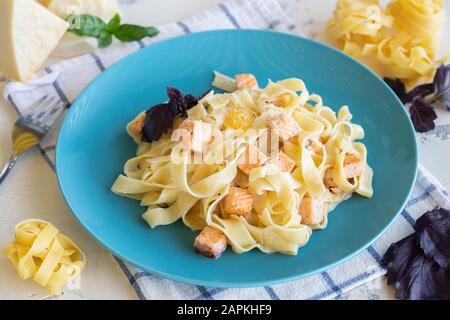 Pasta al salmone Carbonara su un piatto. Foto Stock