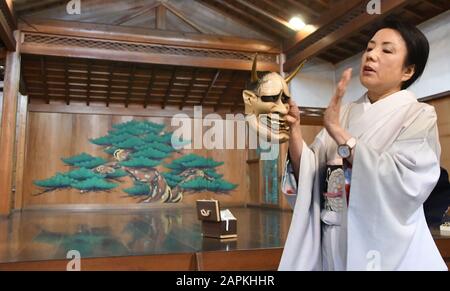 Kyoto, Giappone. 25th novembre 2018. L'antica arte del Teatro Noh è dimostrata per i turisti a Kyoto, Giappone, domenica 25 novembre 2018. Credit: Mark Hertzberg/Zuma Wire/Alamy Live News Foto Stock