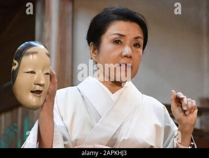 Kyoto, Giappone. 25th novembre 2018. L'antica arte del Teatro Noh è dimostrata per i turisti a Kyoto, Giappone, domenica 25 novembre 2018. Credit: Mark Hertzberg/Zuma Wire/Alamy Live News Foto Stock