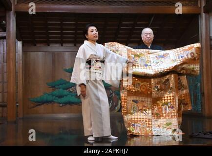 Kyoto, Giappone. 25th novembre 2018. L'antica arte del Teatro Noh è dimostrata per i turisti a Kyoto, Giappone, domenica 25 novembre 2018. Credit: Mark Hertzberg/Zuma Wire/Alamy Live News Foto Stock