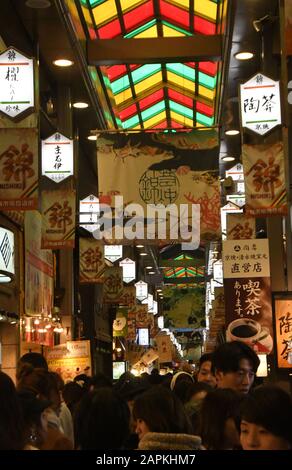 Kyoto, Giappone. 25th novembre 2018. Il famoso mercato Nishiki di Kyoto, Giappone, è affollato di residenti e turisti, domenica 25 novembre 2018. Credit: Mark Hertzberg/Zuma Wire/Alamy Live News Foto Stock