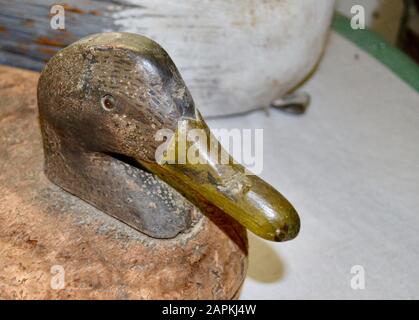 Antica anatra Decoy con testa in legno e corpo di sughero. Primo piano. Spazio di copia. Foto Stock