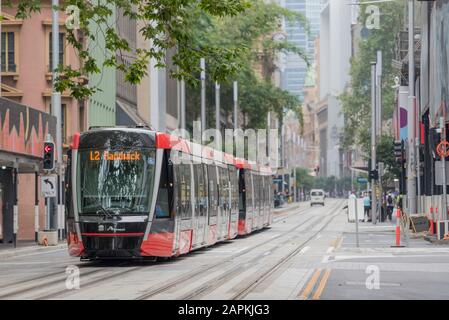 Dic 2019: Uno dei nuovi tram della ferrovia leggera di Sydney su George Street Sydney, Australia. Il tram viaggia tra i sobborghi di Randwick e Circular Quay Foto Stock