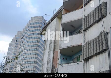 L'Avana, Cuba. 25th febbraio 2016. L'hotel a cinque stelle MeliÃ¡ Cohiba, a sinistra, sorge accanto a un edificio di appartamenti dell'epoca sovietica a l'Avana, Cuba, il 25 febbraio 2016. La catena alberghiera spagnola è il possibile obiettivo di una causa avviata dalla famiglia che in passato possedeva quello che oggi è un hotel MeliÃ¡ nella città di Cienfuegos. La causa sarebbe basata sulla decisione di Trump di attivare il titolo III della legge Burton-Helms a partire da giovedì 2 maggio 2019. Essa consente azioni legali contro enti che operano in proprietà espropriate dal governo cubano dopo la rivoluzione del 1959. (Immagine di credito: © M. Foto Stock