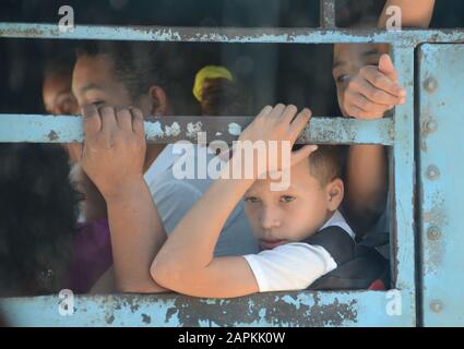 Trinidad, Cuba. 23rd febbraio 2016. Un ragazzo ritorna da scuola su un autobus per il cambio di marcia vicino alla piantagione di zucchero di Manaca Iznaga, vicino a Trinidad, Cuba, 22 febbraio 2016. A Cuba vi sono timori di una nuova crisi economica precipitata dagli sviluppi in Venezuela e da nuove linee guida emanate dall’amministrazione Trump. Credit: Mark Hertzberg/Zuma Wire/Alamy Live News Foto Stock