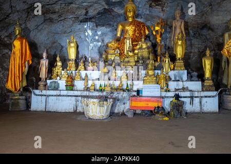 Vista interna delle molte statue di Buddha che si trovano nelle famose Grotte di Pak Ou, Laos, lungo il fiume Mekong. Foto Stock