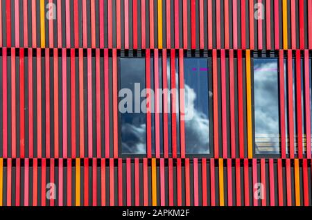 Immagine di un edificio con alte finestre e un esclusivo design a righe Foto Stock