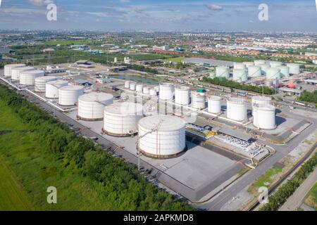 Vista aerea della industria chimica serbatoio di stoccaggio e autocisterna In wailting in impianto industriale per indirizzare l'olio alla stazione di gas. Foto Stock