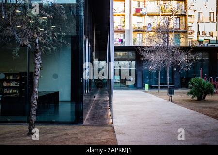 La Biblioteca Sant Antoni - Joan Oliver nel quartiere Sant Antoni di Barcellona: Colpo laterale dell'angolo sud est dell'edificio. Foto Stock