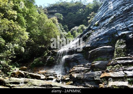 Una vista della sezione inferiore delle Bridal Veil Falls a Leura nelle Blue Mountains a ovest di Sydney Foto Stock