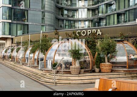 Gli igloos di Riverside al Ristorante e Cafe del Ponte della Torre del Cappa Club sulla passeggiata di Three Quays a Londra, Regno Unito dal 2020 Foto Stock