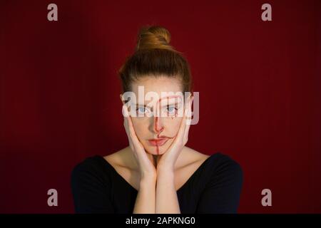 Ritratto di giovane donna con vernice sul suo volto Foto Stock