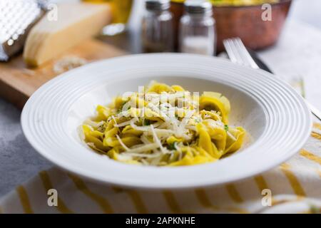 Piatto di tortellini italiani con formaggio grana Foto Stock