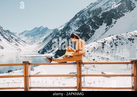 Il turista femminile legge il suo libro al sole Foto Stock