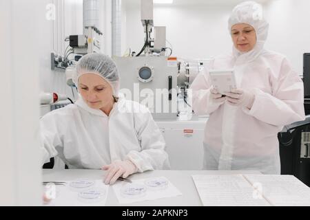 Due gli scienziati che lavorano in laboratorio Foto Stock