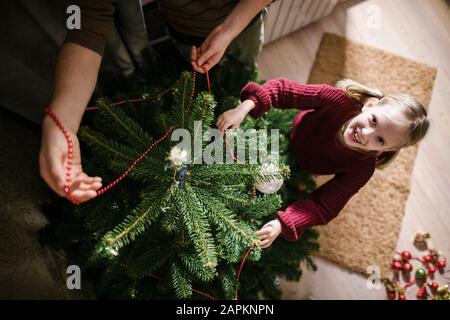 Padre e figlia che decorano l'albero di Natale, dall'alto Foto Stock