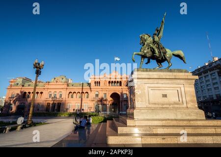 Casa Rosada (ufficio presidenziale) edificio con monumento equestrial, nel centro di Buenos Aires, Argentina Foto Stock