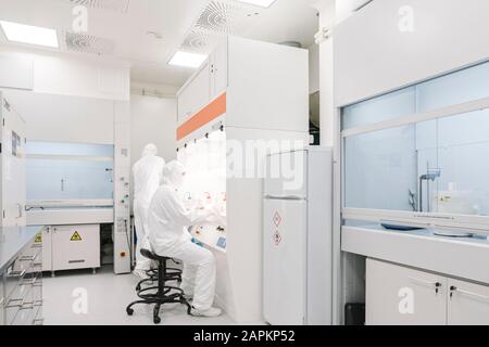 Due gli scienziati che lavorano in laboratorio Foto Stock