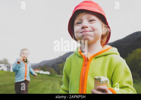 Ritratto di bambina mangiare gelato all'aperto Foto Stock