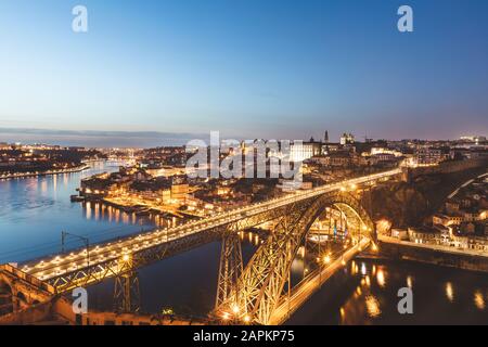 Portogallo, Porto, Porto, veduta aerea del ponte illuminato Dom Luis i al tramonto Foto Stock