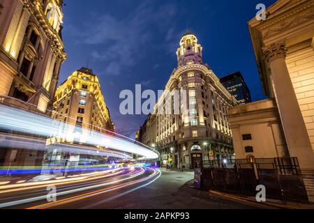 Splendida vista su edifici storici con semafori a bassa velocità sulla strada, Buenos Aires, Argentina Foto Stock