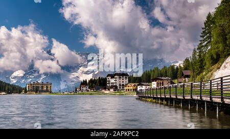 Iltaly, Veneto, Dolomiti sexten, Lago Misurina e la catena montuosa Sorapis Foto Stock