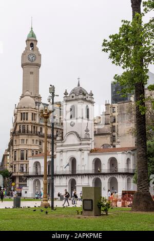Splendida vista su vecchi edifici storici nel centro di Buenos Aires, Argentina Foto Stock
