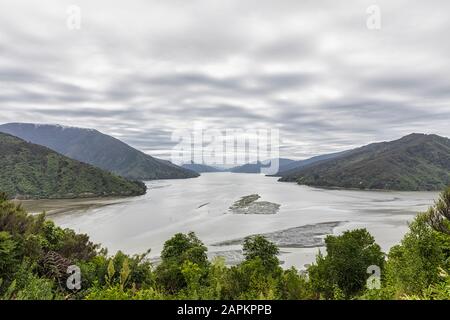 Nuova Zelanda, Marlborough Region, Havelock, Clouds over Pelorus Sound visto dal punto panoramico di Cullen Point Foto Stock