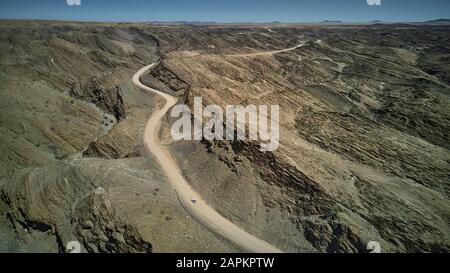 Veduta aerea di una jeep sulla pista sporca, area del deserto del Namib, Namibia Foto Stock