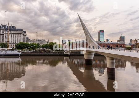 Splendida vista sul moderno ponte e gli edifici a Puerto Madero, Buenos Aires, Argentina Foto Stock