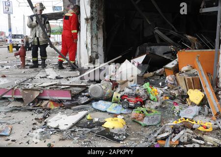 Lima, Perù. 23rd Gen 2020. I vigili del fuoco nei pressi dei detriti delle case dopo un'esplosione di una petroliera a gas a Villa el Salvador nel sud di Lima, Perù. Un camion che trasportava gas naturale esplose uccidendo almeno due persone e ferendo circa 48 poliziotti ha detto. L'esplosione ha causato il fuoco di diverse case. Credit: Mariana Bazo/Zuma Wire/Alamy Live News Foto Stock