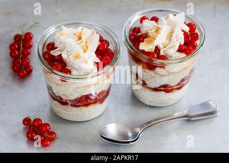 Vasetti di mousse di amaranto senza glutine con bacche di curry rosso Foto Stock