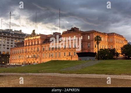 Casa Rosada (ufficio presidenziale) edificio illuminato durante il tramonto, nel centro di Buenos Aires, Argentina Foto Stock