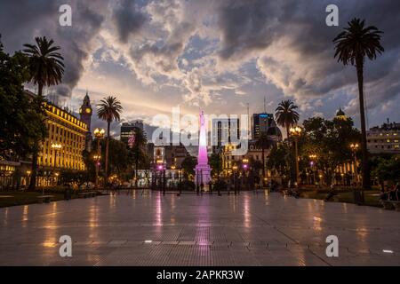 Splendida vista sul tramonto dal monumento centrale in Plaza de Mayo, nel centro di Buenos Aires, Argentina Foto Stock