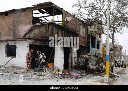 Lima, Perù. 23rd Gen 2020. I vigili del fuoco nei pressi dei detriti delle case dopo un'esplosione di una petroliera a gas a Villa el Salvador nel sud di Lima, Perù. Un camion che trasportava gas naturale esplose uccidendo almeno due persone e ferendo circa 48 poliziotti ha detto. L'esplosione ha causato il fuoco di diverse case. Credit: Mariana Bazo/Zuma Wire/Alamy Live News Foto Stock