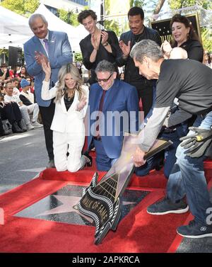 Los Angeles, Stati Uniti. 23rd Gen 2020. (Top L-R) Jeff Zarrinnam, Shawn Mendes, Lionel Richie, Donelle Dadigan, (Bottom L-R) Ellen K, Sir Lucian Grainge e Mitch o'Farrell al Sir Lucian Grainge Onorato Con Star Sulla Hollywood Walk Of Fame cerimonia tenutasi di fronte al Capitol Records Building a Hollywood, CA Giovedi, 23 gennaio, 2020 (Foto Di Snanlee B. Mirador/Sipa Usa) Credito: Sipa Usa/Alamy Live News Foto Stock